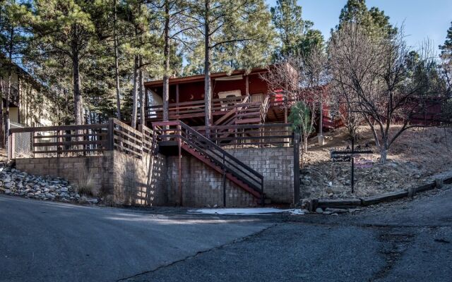 Kizzy's Kove - Two Bedroom Cabin