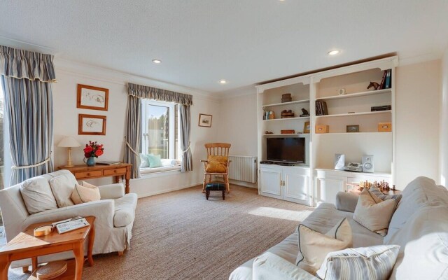 Tasteful top Floor Apartment Next to Gleneagles