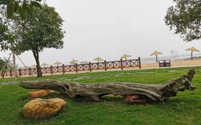 Rococo Rainforest Beachfront Scenic Apartment (Sankuai Stone Bailing Beach)