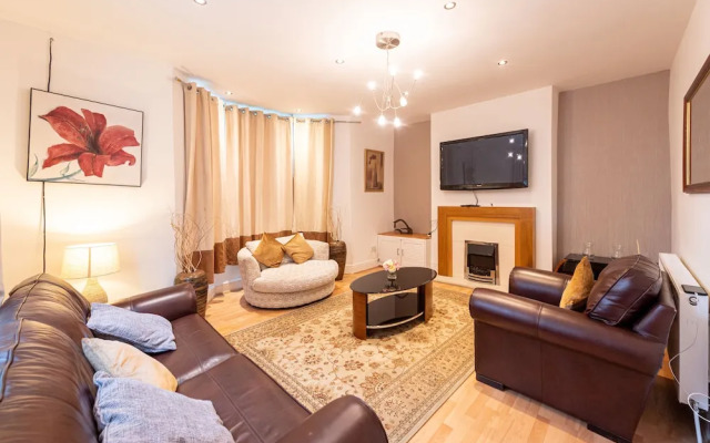 Captivating 5-bed House in Liverpool With Parking