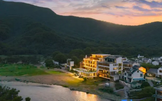 Gouhuo Shanzhuang Xipan Xingkong Yongchi Family Vacation Homestay (Yueliangwan Jingqu)