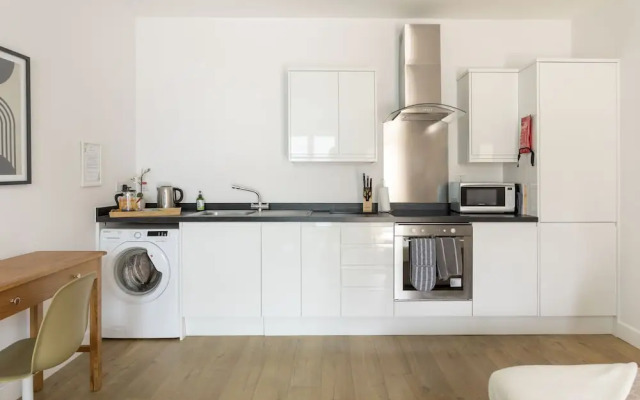 Queens Lodge 1-bed Apartment in Redhill