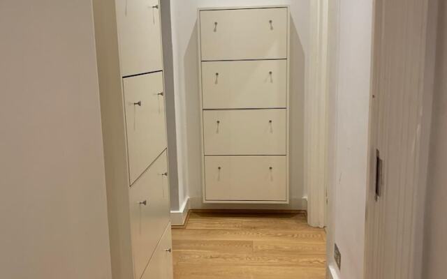 Hans Crescent Apartment