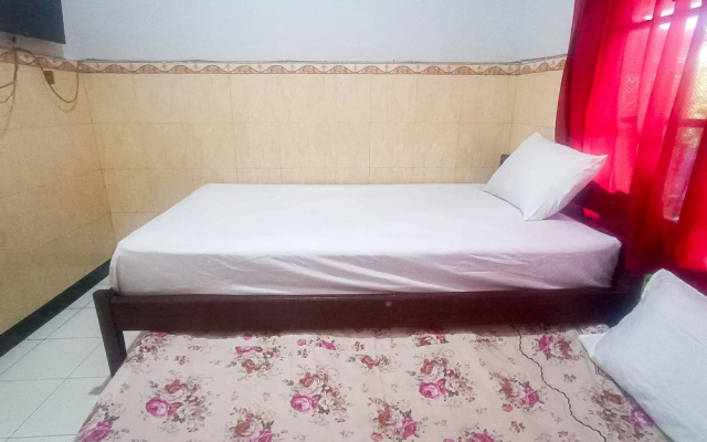 Astri Homestay Carkranegara Mataram Mitra RedDoorz – Guest Rooms – Mataram