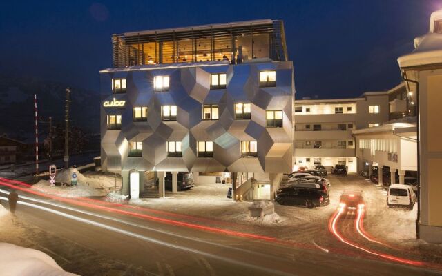 Cubo Sport & Art Hotel