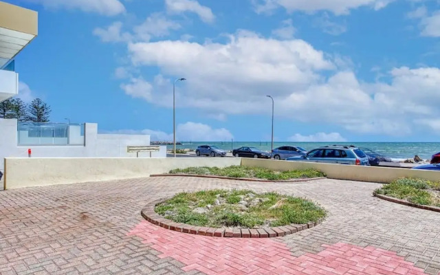 Unwind Esplanade Beach Escape no 10