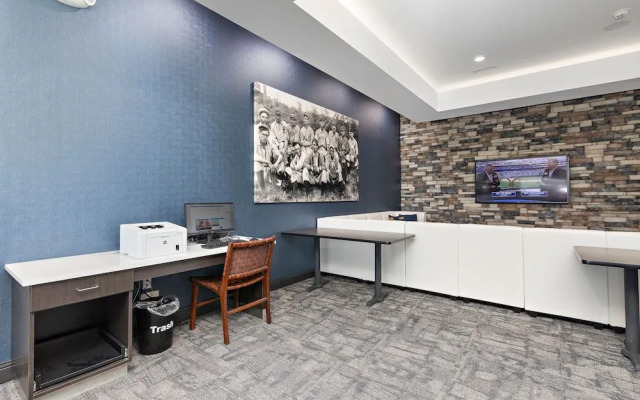 Holiday Inn Express Kansas City North Parkville An IHG Hotel