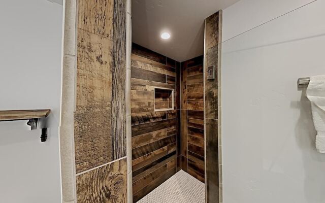 Remodeled 2 Bedroom Condo with Easy Access to Mountain Biking, Swimming, Hiking, Hot Tubs! by RedAwning