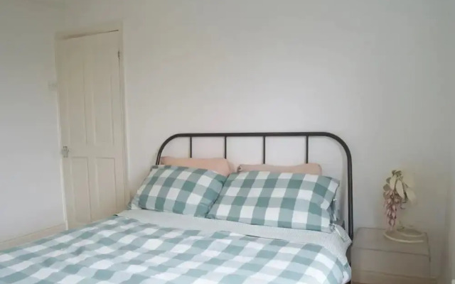 Elegant 2 Bed Close to Chatsworth Road