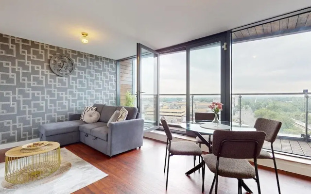 Basildon - 2 Bed Flat - Sleeps 5 - Near Station