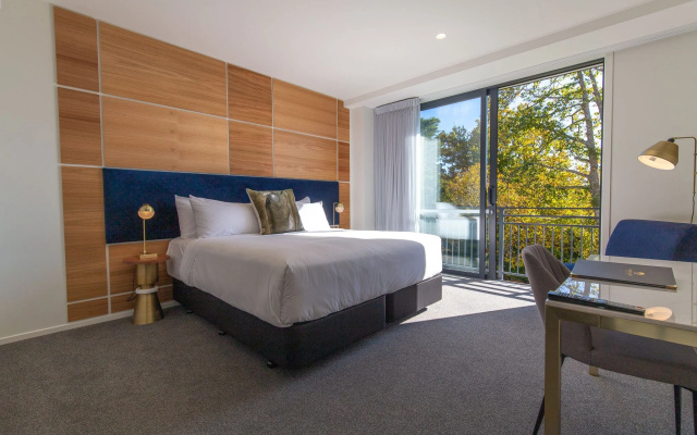 Hidden Lake Hotel and Apartments – Guest Rooms – Cambridge