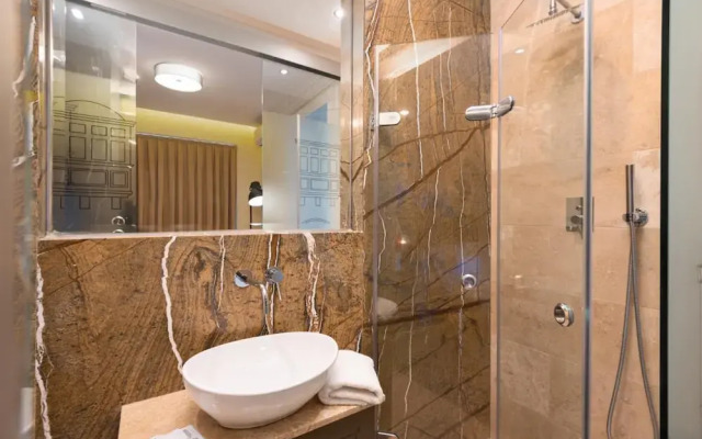 Square and Sea Views - 1 BR With Ensuite
