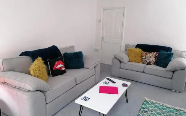 Charming 3BD Seaside Retreat in Burry Port