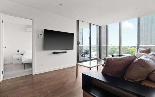 Central Oakleigh 2BR Apartment w Parking