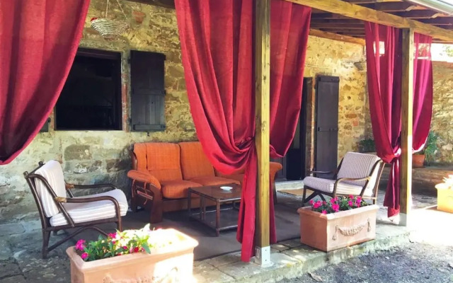 Stunning private villa for 6 guests with private pool, TV, pets allowed and parking