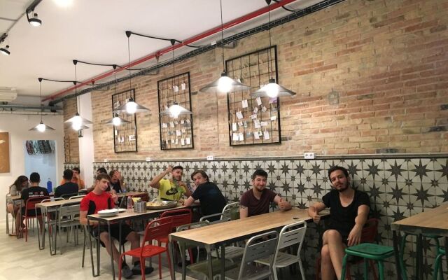 Hola Hostal Collblanc - Hostel