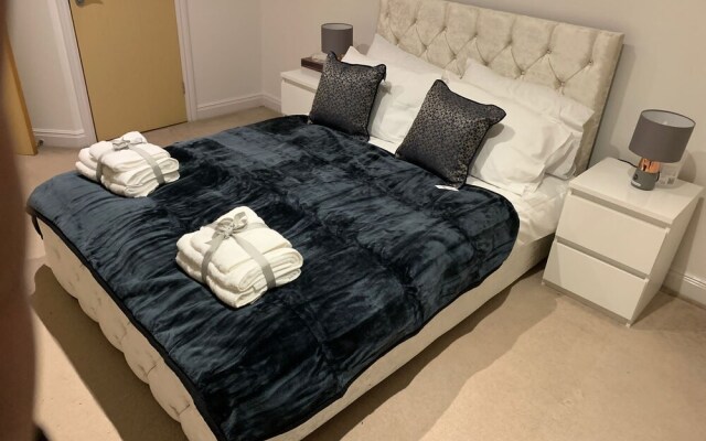 Royal Oak Apartment in Manchester Central Location