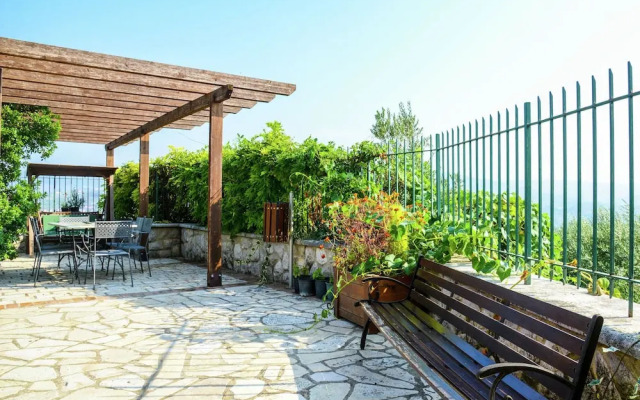 Apartment With Lovely Pool