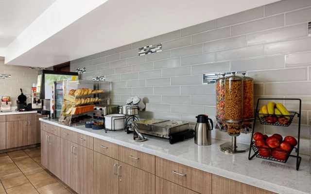 La Quinta Inn & Suites by Wyndham Las Vegas Red Rock