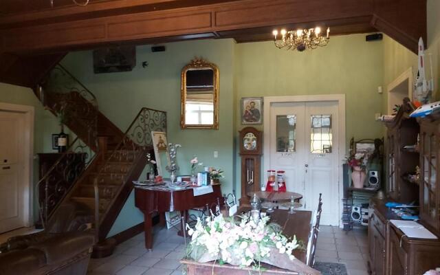 Château Lambert Hotel-Resto-Parking-Shuttle, a 1 ha green Oasis at 8 min from CRL Airport without any noise