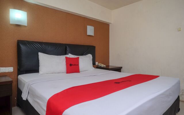 RedDoorz Plus @ Grand Populer Hotel