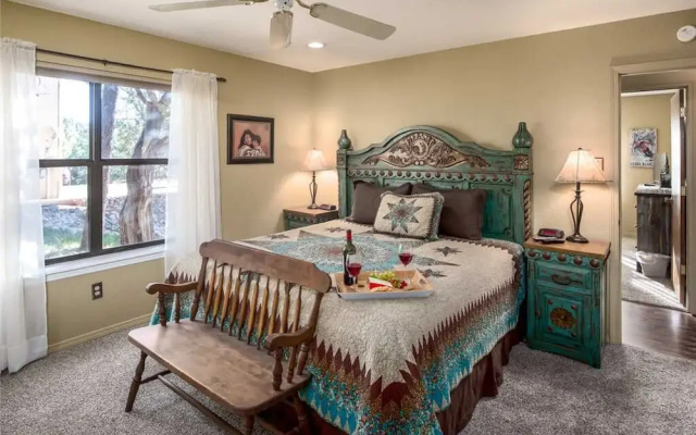 White Mountain Escape - Three Bedroom Cabin with Hot Tub