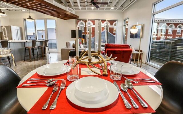 Penthouse 2br/2ba in Warehouse Dist. by Domio