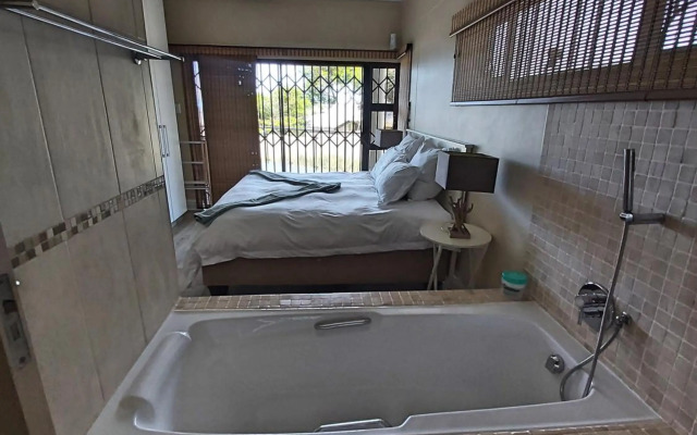 Whale Rock, Modern Beachfront Apartment