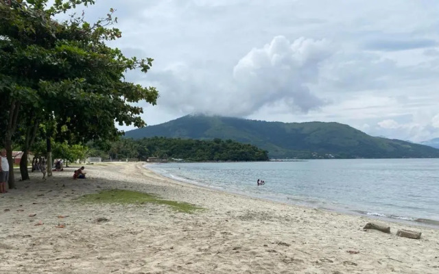 Casa de mãe aconchegante com piscina próximo à praia