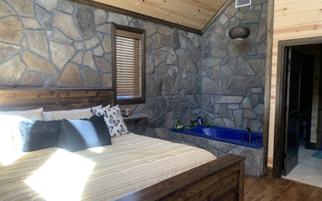 Standing Bear Studio Cabin With Hot Tub on the Deck by Redawning