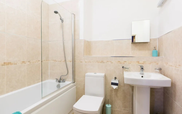 2bed Apt -king Bed -free Parking - Family Friendly