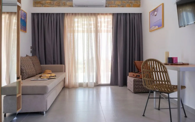 Akrolithos luxury suites