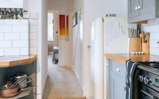 Inviting 1BD Flat - 20 Mins to Brighton Beach!