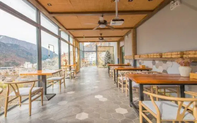 Siguniangshan Tea & Panda Hotel