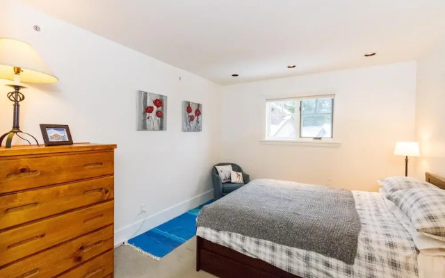 Spacious Town Home With Private Hot Tub