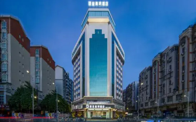 Rezen Longhh Hotel (Zhaoqing Seven Star Cave Sports Center)