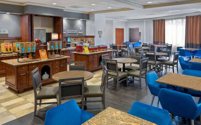 Hampton Inn & Suites Kansas City-Country Club Plaza