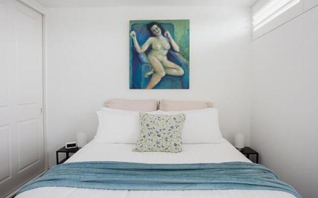 Treetop Retreat Five Minute Stroll To The Beach