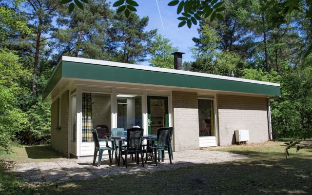 Bungalow With Fireplace, not far From Assen