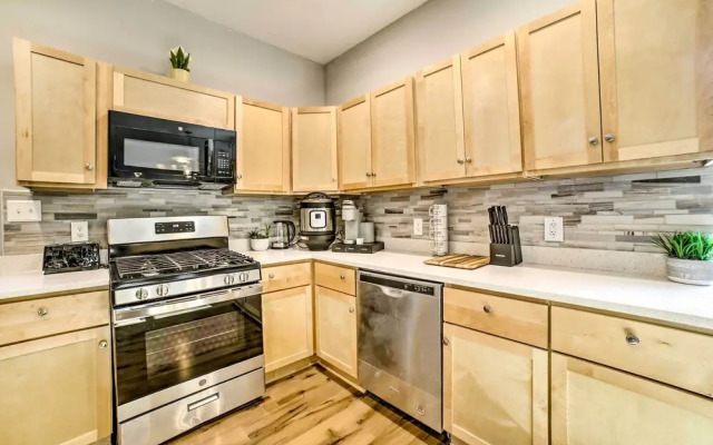 Pittsburgh Townhome: 1 Mi to Downtown