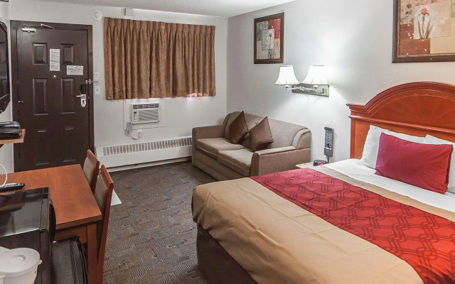 Econo Lodge Inn & Suites
