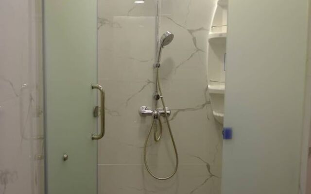 A.D.B. 08 Express - Hostel