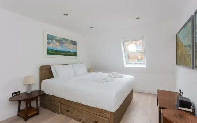 Contemporary 2 Bedroom House in Vibrant Shepherds Bush