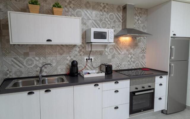 El Puente Holiday Home I- Airport 8,1K