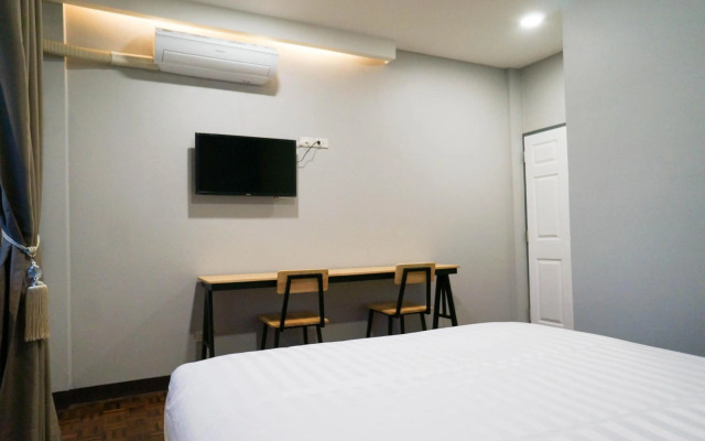 Lux Rooms Night Bazaar