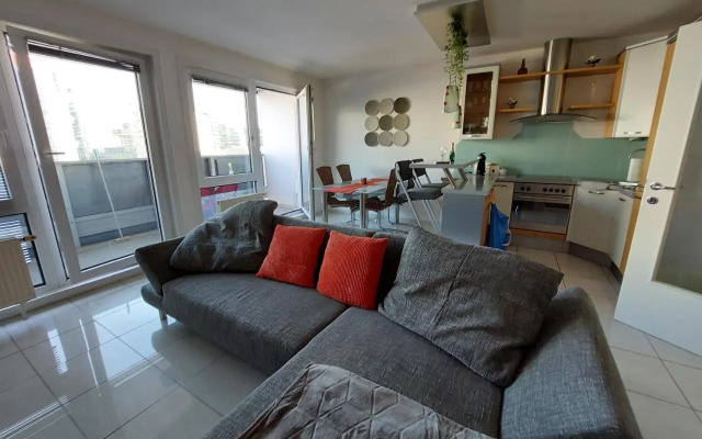 Mischek Tower Apartment with private terrace next to UNO