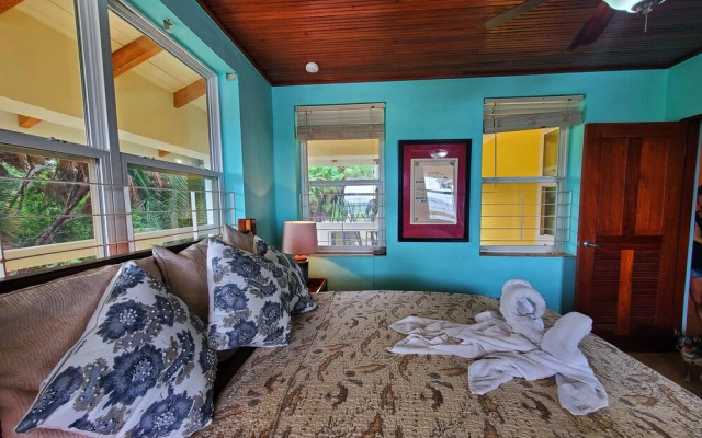 Lucky Duck Villa - Private Beach Escape