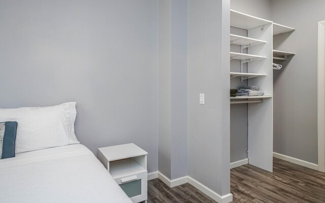 Beautiful 1bd Condo Patio Gym Parking Location