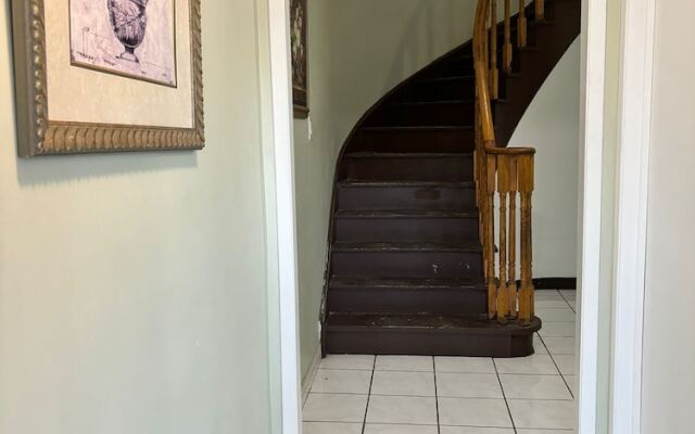Queen room near Sheridan College