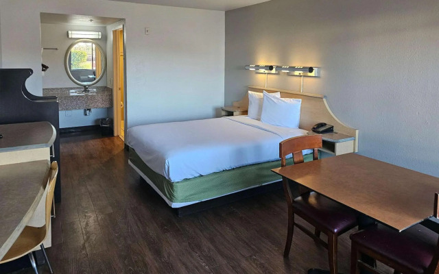 Rodeway Inn & Suites Thousand Palms - Rancho Mirage